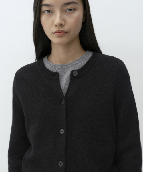 MUSINSA STANDARD WOMAN（ムシンサスタンダードウーマン）の「[ビクトリアウール] レディース ラウンドネックカーディガン [ブラック]（カーディガン/ボレロ・レディース・その他・X-SMALL/SMALL/MEDIUM/LARGE）」の4枚目の写真