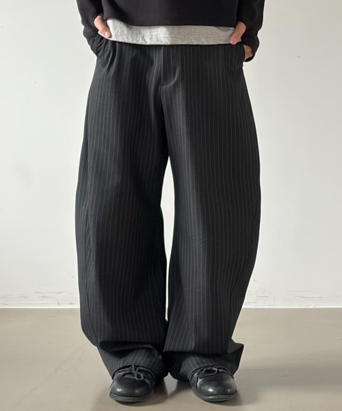 JUAN HOMME(ジュアンオム)の「ピンストライプカーブドトラウザー(チャコール)(スラックス・メンズ・その他・SMALL/MEDIUM/LARGE)」の1枚目の写真