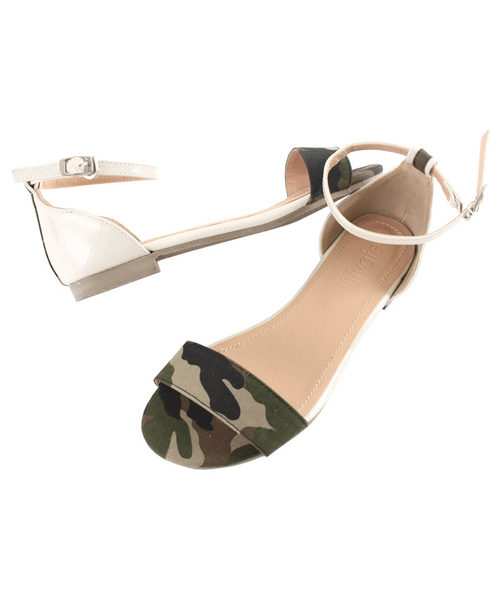 titivate(ティティベイト)の「異素材MIXバイカラーフラットサンダル(サンダル・レディース・ホワイト×ネイビー/シルバー系その他/ホワイト×イエロー/ブラック×ブラック/グリーン系カモフラージュ/ピンクベージュ/イエロー系その他・LL/L/S/M)」の7枚目の写真