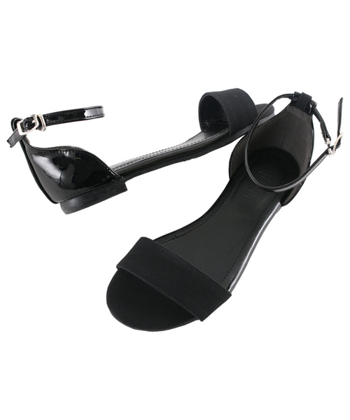 titivate(ティティベイト)の「異素材MIXバイカラーフラットサンダル(サンダル・レディース・ホワイト×ネイビー/シルバー系その他/ホワイト×イエロー/ブラック×ブラック/グリーン系カモフラージュ/ピンクベージュ/イエロー系その他・LL/L/S/M)」の4枚目の写真