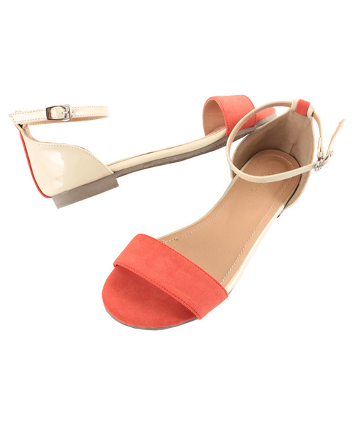 titivate(ティティベイト)の「異素材MIXバイカラーフラットサンダル(サンダル・レディース・ホワイト×ネイビー/シルバー系その他/ホワイト×イエロー/ブラック×ブラック/グリーン系カモフラージュ/ピンクベージュ/イエロー系その他・LL/L/S/M)」の5枚目の写真