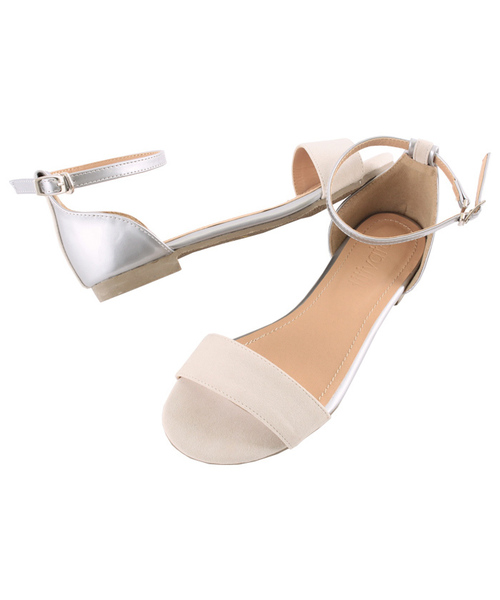 titivate(ティティベイト)の「異素材MIXバイカラーフラットサンダル(サンダル・レディース・ホワイト×ネイビー/シルバー系その他/ホワイト×イエロー/ブラック×ブラック/グリーン系カモフラージュ/ピンクベージュ/イエロー系その他・LL/L/S/M)」の6枚目の写真