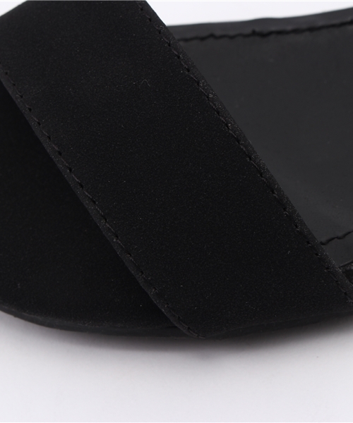 titivate(ティティベイト)の「異素材MIXバイカラーフラットサンダル(サンダル・レディース・ホワイト×ネイビー/シルバー系その他/ホワイト×イエロー/ブラック×ブラック/グリーン系カモフラージュ/ピンクベージュ/イエロー系その他・LL/L/S/M)」の8枚目の写真