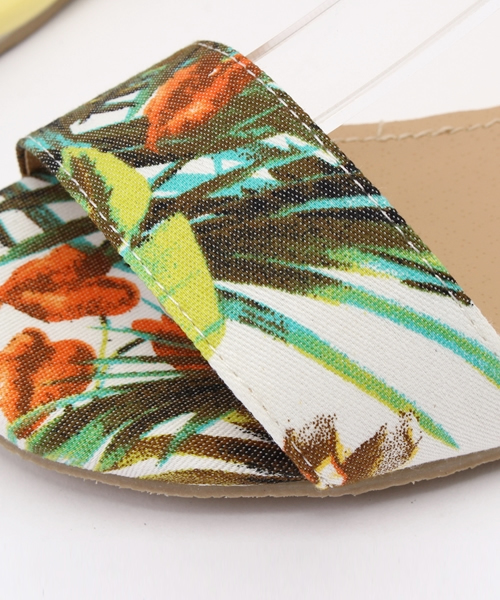 titivate(ティティベイト)の「異素材MIXバイカラーフラットサンダル(サンダル・レディース・ホワイト×ネイビー/シルバー系その他/ホワイト×イエロー/ブラック×ブラック/グリーン系カモフラージュ/ピンクベージュ/イエロー系その他・LL/L/S/M)」の9枚目の写真