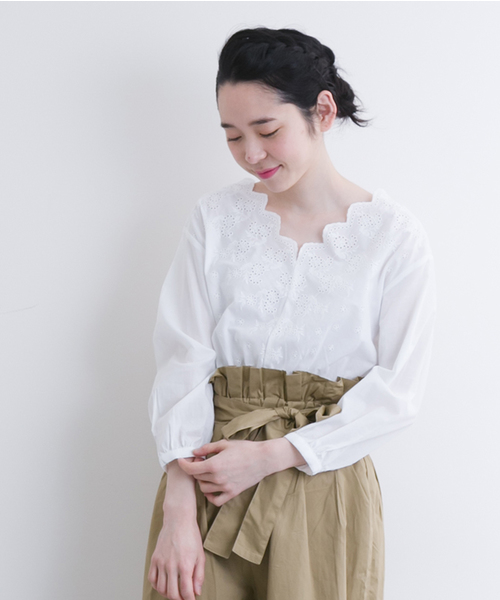 MERLOT(メルロー)の「コットンVネックレースブラウス587-5527(シャツ/ブラウス・レディース・ベージュ/オレンジ/ホワイト・FREE)」の2枚目の写真