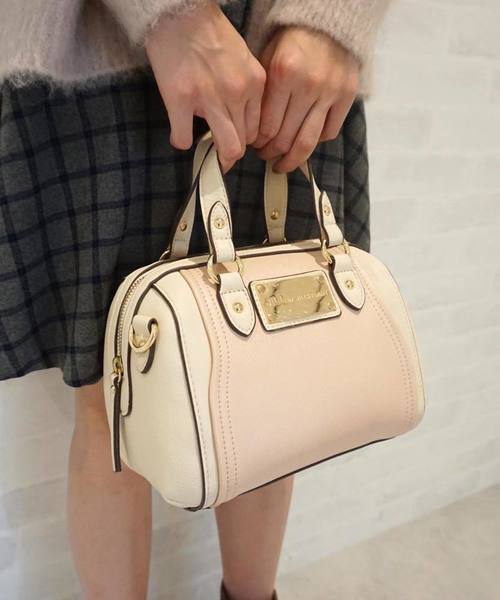 JILL by JILL STUART（ジルバイジルスチュアート）の「PLATE BOSTON BAG（ボストンバッグ・レディース・ブラック/ピンク/ピンク系その他・ﾌﾘ-）」の3枚目の写真