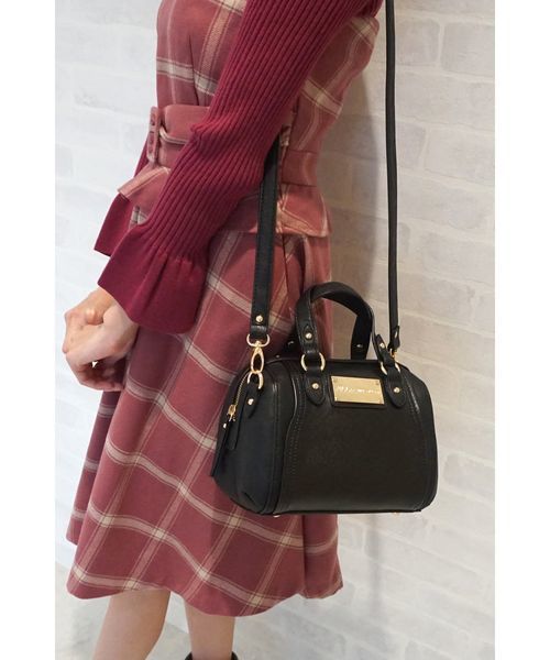 JILL by JILL STUART（ジルバイジルスチュアート）の「PLATE BOSTON BAG（ボストンバッグ・レディース・ブラック/ピンク/ピンク系その他・ﾌﾘ-）」の2枚目の写真