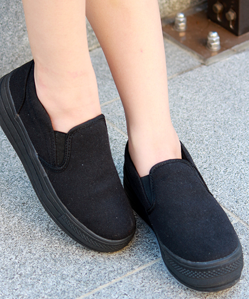 WEGO（ウィゴー）の「WEGO/厚底スリッポンスニーカー（スリッポン・レディース・ブラック/ホワイト・24.5/23.5）」の2枚目の写真