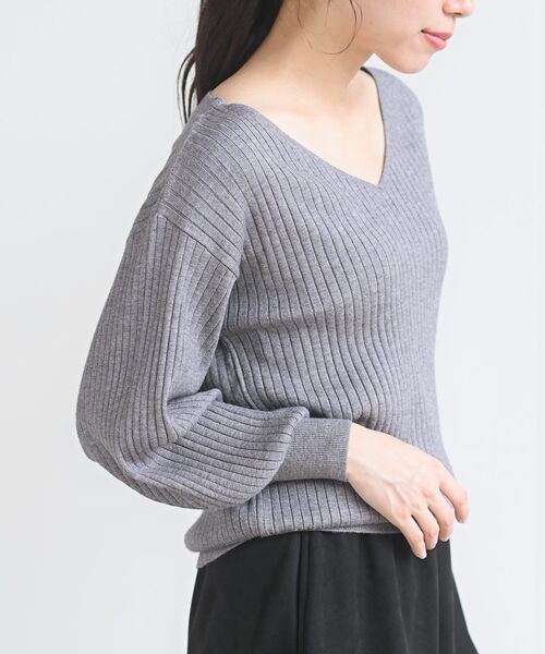 rps(アールピーエス)の「ボリューム袖Vネックリブニットプルオーバー(ニット/セーター・レディース・ブラック/ダークグリーン/ブルー/アイボリー/グレイッシュベージュ/ピンク/ボルドー/オフホワイト/ベージュ/グリーン/杢グレー/ホワイト/ブラウン系その他・M)」の5枚目の写真