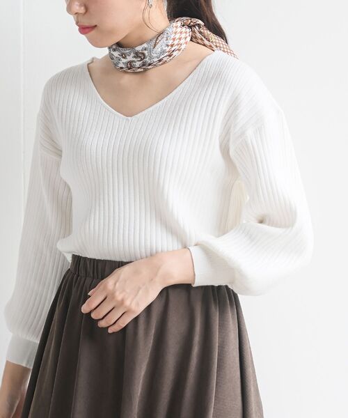 rps(アールピーエス)の「ボリューム袖Vネックリブニットプルオーバー(ニット/セーター・レディース・ブラック/ダークグリーン/ブルー/アイボリー/グレイッシュベージュ/ピンク/ボルドー/オフホワイト/ベージュ/グリーン/杢グレー/ホワイト/ブラウン系その他・M)」の2枚目の写真