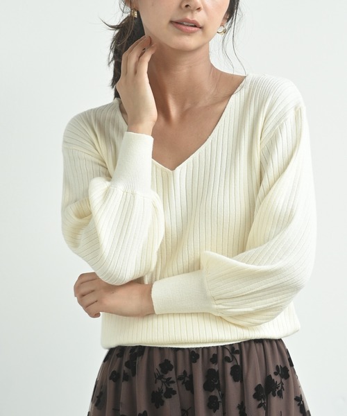 rps(アールピーエス)の「ボリューム袖Vネックリブニットプルオーバー(ニット/セーター・レディース・ブラック/ダークグリーン/ブルー/アイボリー/グレイッシュベージュ/ピンク/ボルドー/オフホワイト/ベージュ/グリーン/杢グレー/ホワイト/ブラウン系その他・M)」の3枚目の写真