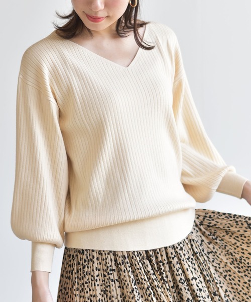 rps(アールピーエス)の「ボリューム袖Vネックリブニットプルオーバー(ニット/セーター・レディース・ブラック/ダークグリーン/ブルー/アイボリー/グレイッシュベージュ/ピンク/ボルドー/オフホワイト/ベージュ/グリーン/杢グレー/ホワイト/ブラウン系その他・M)」の4枚目の写真