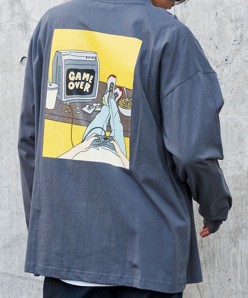 MONO-MART（モノマート）の「コットン天竺 オーバーサイズ イラストロゴプリント L/Sカットソー イラストプリントロンT（Tシャツ/カットソー・メンズ・ベージュ/ダークグレー/モカ/ホワイト系その他/ブラック系その他/グレー系その他/ブラウン系その他/ベージュ系その他/ブルー系その他/パープル系その他/グレイッシュブルー/ホワイト系その他2/ホワイト系その他3/ホワイト系その他4/ホワイト系その他5/ブラック系その他2/グレー系その他2/ベージュ系その他2/ブラウン系その他2/パープル系その他2/ブルー系その他2/グリーン系その他2/グリーン系その他3/グリーン系その他4/グリーン系その他5/グリーン系その他6/グリーン系その他/ホワイト/ブラック/パープル/ブルー系/ブルー系4/ブルー系1/ホワイト系その他6/グレー系その他3/ベージュ系その他3/ブラック系その他3/ブラウン系その他3/ブルー系2/ブルー/ブルー系3/グレー系その他4/ピンク系その他2/ピンク/ホワイト系その他7/ブラック系その他4/グリーン系1/グリーン系2/グリーン系3/グリーン系4/ピンク系その他・M/L）」の16枚目の写真