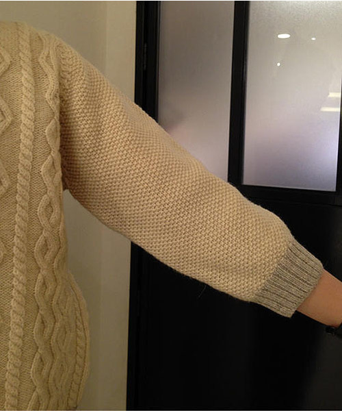 PUAL CE CIN(ピュアルセシン)の「ケーブル編み クルーネック プルオーバー(ニット/セーター・レディース・アイボリー/オートミール/ライトベージュ/モカ・FREE)」の13枚目の写真