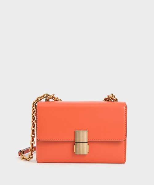 CHARLES & KEITH（チャールズ & キース）の「メタリックプッシュロック クロスボディバッグ / Metallic Push Lock Crossbody Bag（クラッチバッグ・レディース・ブラック/オレンジ/グリーン/サンドベージュ・S）」の4枚目の写真