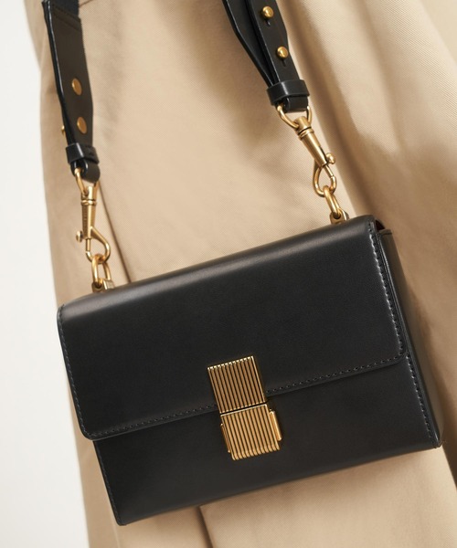 CHARLES & KEITH（チャールズ & キース）の「メタリックプッシュロック クロスボディバッグ / Metallic Push Lock Crossbody Bag（クラッチバッグ・レディース・ブラック/オレンジ/グリーン/サンドベージュ・S）」の12枚目の写真