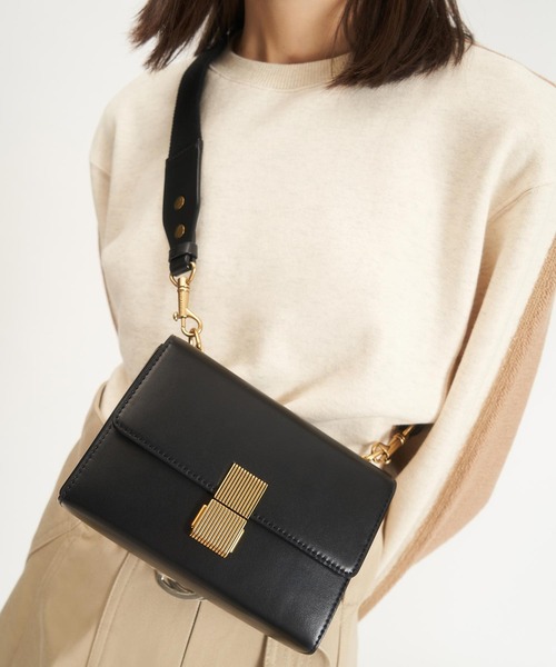 CHARLES & KEITH（チャールズ & キース）の「メタリックプッシュロック クロスボディバッグ / Metallic Push Lock Crossbody Bag（クラッチバッグ・レディース・ブラック/オレンジ/グリーン/サンドベージュ・S）」の5枚目の写真