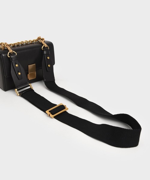 CHARLES & KEITH（チャールズ & キース）の「メタリックプッシュロック クロスボディバッグ / Metallic Push Lock Crossbody Bag（クラッチバッグ・レディース・ブラック/オレンジ/グリーン/サンドベージュ・S）」の22枚目の写真