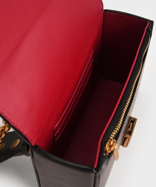 CHARLES & KEITH（チャールズ & キース）の「メタリックプッシュロック クロスボディバッグ / Metallic Push Lock Crossbody Bag（クラッチバッグ・レディース・ブラック/オレンジ/グリーン/サンドベージュ・S）」の9枚目の写真