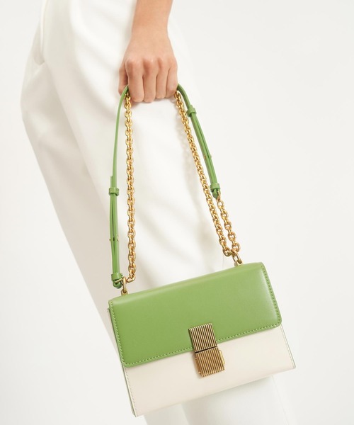 CHARLES & KEITH（チャールズ & キース）の「メタリックプッシュロック クロスボディバッグ / Metallic Push Lock Crossbody Bag（クラッチバッグ・レディース・ブラック/オレンジ/グリーン/サンドベージュ・S）」の14枚目の写真