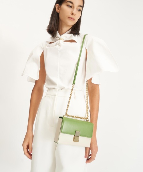 CHARLES & KEITH（チャールズ & キース）の「メタリックプッシュロック クロスボディバッグ / Metallic Push Lock Crossbody Bag（クラッチバッグ・レディース・ブラック/オレンジ/グリーン/サンドベージュ・S）」の7枚目の写真