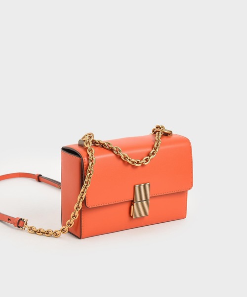 CHARLES & KEITH（チャールズ & キース）の「メタリックプッシュロック クロスボディバッグ / Metallic Push Lock Crossbody Bag（クラッチバッグ・レディース・ブラック/オレンジ/グリーン/サンドベージュ・S）」の11枚目の写真