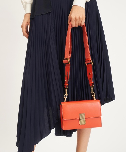 CHARLES & KEITH（チャールズ & キース）の「メタリックプッシュロック クロスボディバッグ / Metallic Push Lock Crossbody Bag（クラッチバッグ・レディース・ブラック/オレンジ/グリーン/サンドベージュ・S）」の21枚目の写真