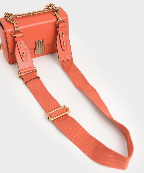 CHARLES & KEITH（チャールズ & キース）の「メタリックプッシュロック クロスボディバッグ / Metallic Push Lock Crossbody Bag（クラッチバッグ・レディース・ブラック/オレンジ/グリーン/サンドベージュ・S）」の8枚目の写真