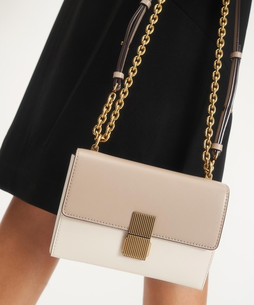 CHARLES & KEITH（チャールズ & キース）の「メタリックプッシュロック クロスボディバッグ / Metallic Push Lock Crossbody Bag（クラッチバッグ・レディース・ブラック/オレンジ/グリーン/サンドベージュ・S）」の19枚目の写真