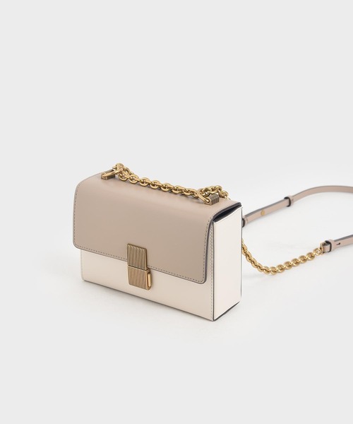 CHARLES & KEITH（チャールズ & キース）の「メタリックプッシュロック クロスボディバッグ / Metallic Push Lock Crossbody Bag（クラッチバッグ・レディース・ブラック/オレンジ/グリーン/サンドベージュ・S）」の13枚目の写真