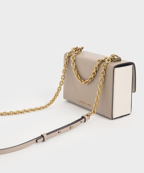CHARLES & KEITH（チャールズ & キース）の「メタリックプッシュロック クロスボディバッグ / Metallic Push Lock Crossbody Bag（クラッチバッグ・レディース・ブラック/オレンジ/グリーン/サンドベージュ・S）」の6枚目の写真