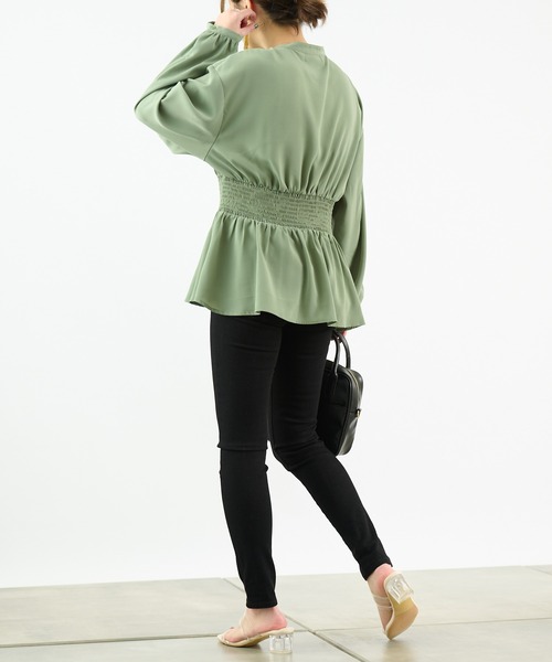 COLONY 2139（コロニートゥーワンスリーナイン）の「トロタッチシャーリング長袖ブラウス（シャツ/ブラウス・レディース・ミント/グレイッシュベージュ/ブラック/オフホワイト・MEDIUM/LARGE）」の21枚目の写真