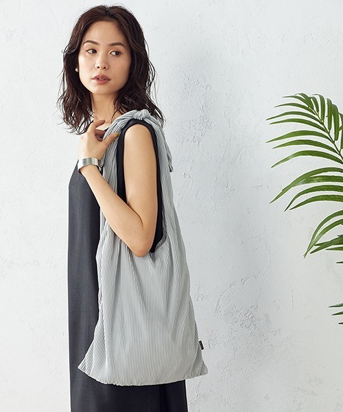 MONO　COMME CA（モノコムサ）の「プリーツバッグ（トートバッグ・レディース・ライラック/マスタード/ターコイズブルー/ライトグレー/ブラック・FREE）」の3枚目の写真