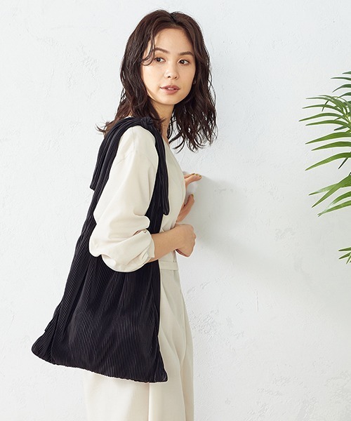 MONO　COMME CA（モノコムサ）の「プリーツバッグ（トートバッグ・レディース・ライラック/マスタード/ターコイズブルー/ライトグレー/ブラック・FREE）」の2枚目の写真