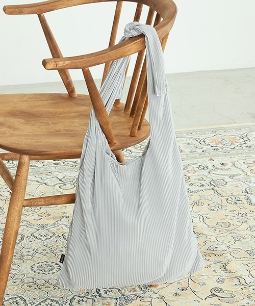 MONO　COMME CA（モノコムサ）の「プリーツバッグ（トートバッグ・レディース・ライラック/マスタード/ターコイズブルー/ライトグレー/ブラック・FREE）」の18枚目の写真