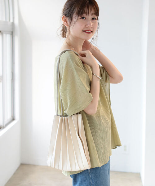 B:MING by BEAMS（ビーミングバイビームス）の「B:MING by BEAMS / フェイクレザー プリーツ バッグ（トートバッグ・レディース・ブラック/ホワイト系その他5/ブラウン系その他3・ONE SIZE）」の2枚目の写真