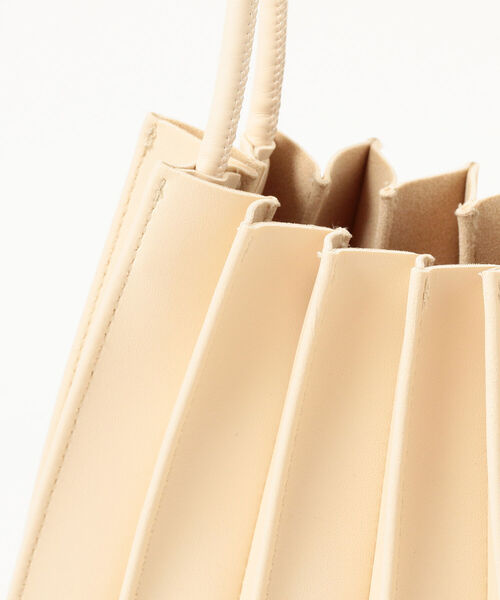 B:MING by BEAMS（ビーミングバイビームス）の「B:MING by BEAMS / フェイクレザー プリーツ バッグ（トートバッグ・レディース・ブラック/ホワイト系その他5/ブラウン系その他3・ONE SIZE）」の8枚目の写真