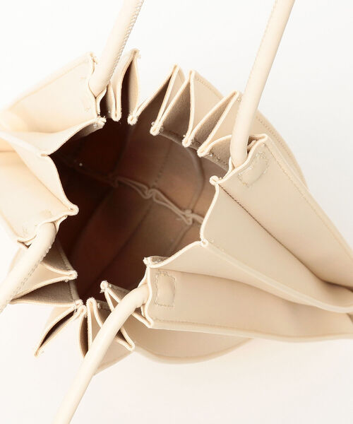 B:MING by BEAMS（ビーミングバイビームス）の「B:MING by BEAMS / フェイクレザー プリーツ バッグ（トートバッグ・レディース・ブラック/ホワイト系その他5/ブラウン系その他3・ONE SIZE）」の9枚目の写真