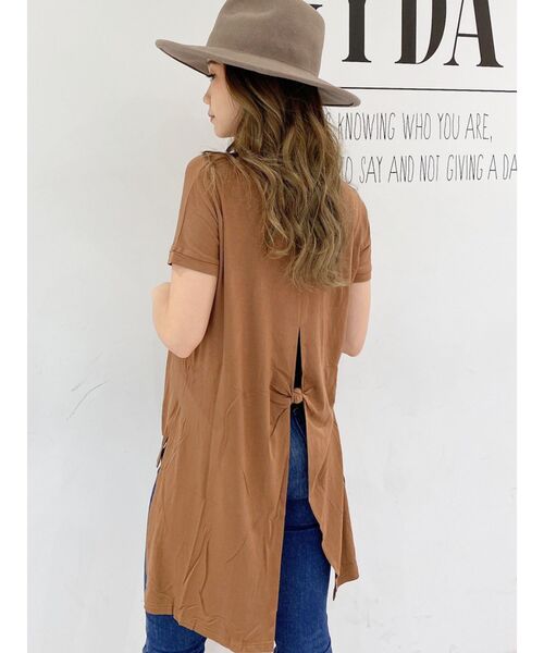GYDA(ジェイダ)の「BACK TIE UPロングトップス(Tシャツ/カットソー・レディース・ブラック/ブラウン/オフホワイト・FREE)」の2枚目の写真