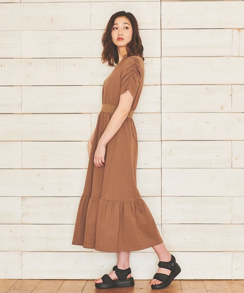 Anuenue（アヌエヌエ）の「裾ティアードフィットアンドフレアワンピース（ワンピース・レディース・ブラック/ブラウン/ブルー・FREE）」の15枚目の写真