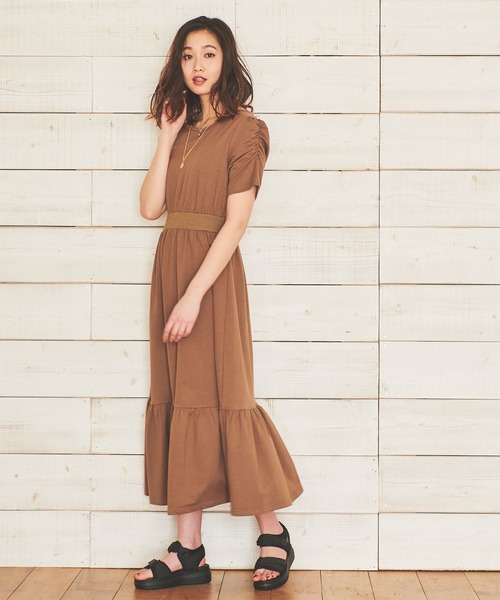 Anuenue（アヌエヌエ）の「裾ティアードフィットアンドフレアワンピース（ワンピース・レディース・ブラック/ブラウン/ブルー・FREE）」の11枚目の写真