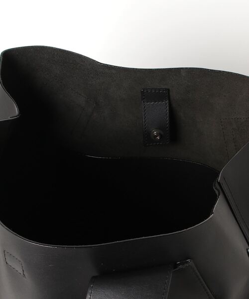 STUDIO NICHOLSON（スタジオニコルソン）の「【STUDIO NICHOLSON】 SMOOTH CALF LEATHER SHOULDER BAG（トートバッグ・メンズ・ブラック・FREE）」の3枚目の写真