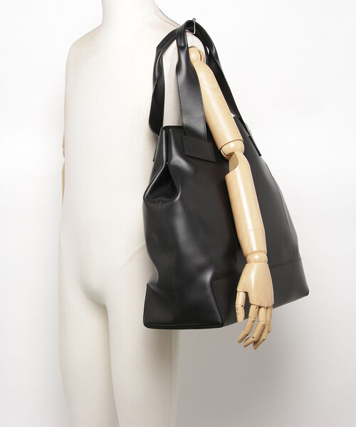 STUDIO NICHOLSON（スタジオニコルソン）の「【STUDIO NICHOLSON】 SMOOTH CALF LEATHER SHOULDER BAG（トートバッグ・メンズ・ブラック・FREE）」の5枚目の写真