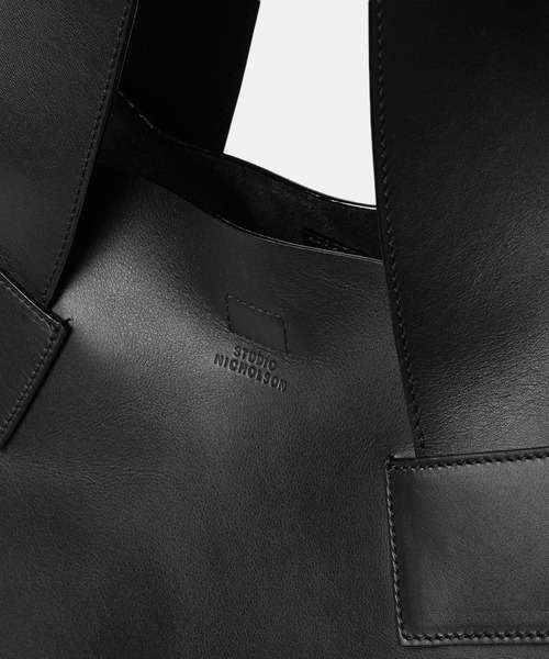 STUDIO NICHOLSON（スタジオニコルソン）の「【STUDIO NICHOLSON】 SMOOTH CALF LEATHER SHOULDER BAG（トートバッグ・メンズ・ブラック・FREE）」の11枚目の写真
