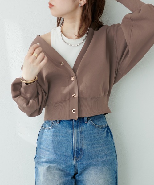 natural couture(ナチュラルクチュール)の「【おうちで洗える!】プチプラハトメバー釦おしゃれカーデ(カーディガン/ボレロ・レディース・ブラック/ネイビー/ブラウン/サックスブルー/グレイッシュベージュ/オフホワイト・FREE)」の4枚目の写真