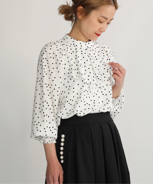 PICCIN（ピッチン）の「ドットプリントフリルネックブラウス（シャツ/ブラウス・レディース・ブラック/オフホワイト・M）」の4枚目の写真