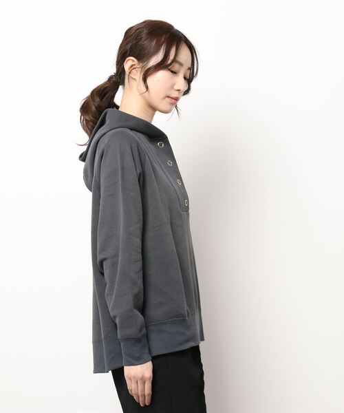 NICOLE white（ニコルホワイト）の「スキッパーフードプルオーバー（パーカー・レディース・イエロー/サックスブルー/チャコールグレー・FREE）」の4枚目の写真