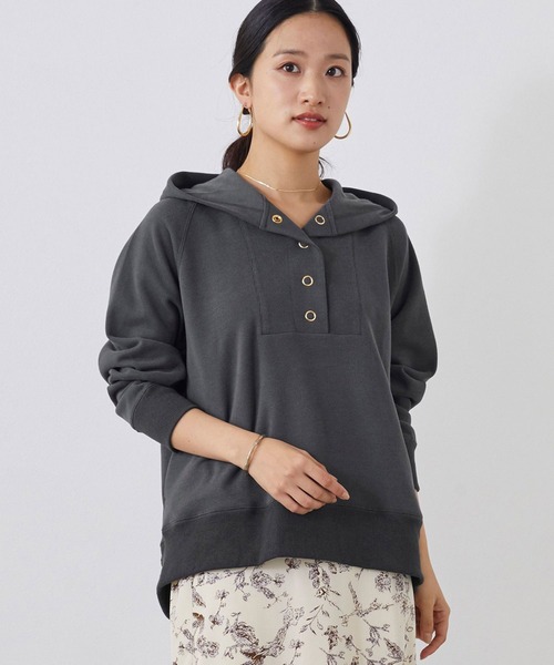 NICOLE white（ニコルホワイト）の「スキッパーフードプルオーバー（パーカー・レディース・イエロー/サックスブルー/チャコールグレー・FREE）」の2枚目の写真