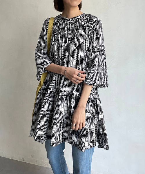 CAPRICIEUX LE'MAGE(カプリシューレマージュ)の「スクエアプリントチュニック(シャツ/ブラウス・レディース・ブラック/グリーン・FREE)」の10枚目の写真