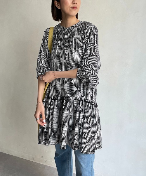 CAPRICIEUX LE'MAGE(カプリシューレマージュ)の「スクエアプリントチュニック(シャツ/ブラウス・レディース・ブラック/グリーン・FREE)」の11枚目の写真
